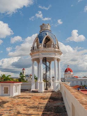 Palacio Ferrer, Cienfuegos, Küba 'dan Belediye Binası' nın manzarası. Sarayın çatısında merdivenleri olan bir gözlem kubbesi. Cienfuegos, Küba. Palacio Ferrer, Kültür Evi Benjamin Duarte