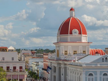 Cienfuegos, Küba, 13 Ocak 2022 - Merkez Marti kare kıvrak zekalı kırmızı kubbe sarayı. Palacio de Gobierno (Belediye Binası), Cienfuegos, Küba.