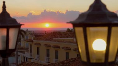 Gün batımı. Okyanus manzaralı, Küba adasındaki Karayipler 'in Trinidad şehrinde güzel bir gün batımının gözlem güvertesi terasından görüntü. Plaza Mayor, Cityscape, Sunset Scene, Trinidad, Küba