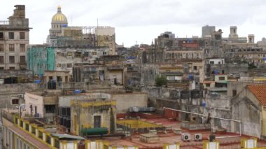 Havana yukarıdan. Küba 'daki Havana' nın çatılarını Capitol 'le seyret. Bulutlu bir günde Eski Havana, Küba 'nın çatıları. Eski evlerin çatılarının manzarası