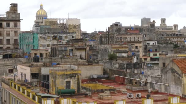 哈瓦那从上面 与国会大厦一起俯瞰哈瓦那的屋顶 在阴天 古巴哈瓦那老城的屋顶 旧房屋的屋面景观 — 图库视频影像