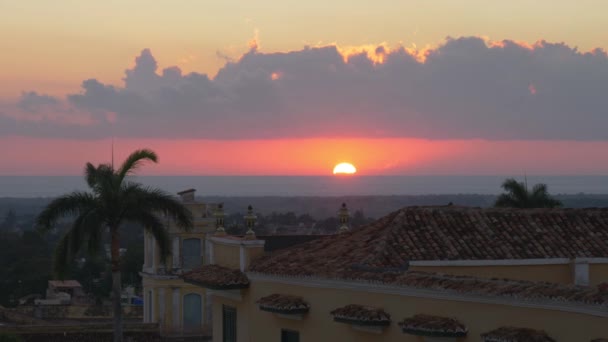キューバのトリニダードの屋上 海との日没の空中ビュー 主に植民地スタイルの建物は 訪問者や観光客に特別な風味を提供しています 歴史的な町のパノラマショット — ストック動画