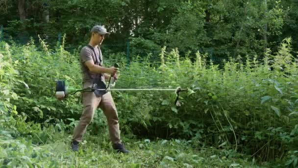 Video Med Sound Vit Rolig Trädgårdsarbetare Som Spelar Gräsklippare Som — Stockvideo
