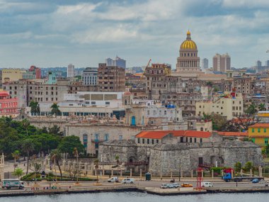 Havana, Küba - 10 Ocak 2022 Havana City 'nin çatıları üzerinde panoramik manzara. Çoğu sömürge tarzı yıkık dökük binalar ziyaretçiler ve turistler için özel bir yetenek sağlıyor. Havana Rıhtımı