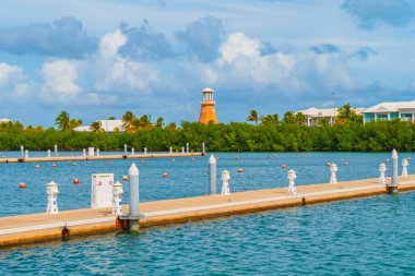 Küba 'nın Varadero tatil beldesinde boş bir iskele. Küba 'daki Amerikan krizinden dolayı turist eksikliği. Yatı ve teknesi olmayan bir Marina. Uluslararası Dalış Merkezi Gaviota Las Morlas. Teknesiz turizm limanı