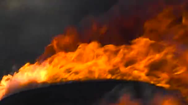 Lastik Yanığı Yakın Cehennem Ateşi Kırsal Yolda Yanmış Lastik Dumanı — Stok video