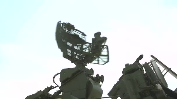軍用防空レーダー ミサイル防衛システム 緑色の軍用レーダーは 明確な青空の制御 監視を回転しています 軍のハイテク技術 — ストック動画