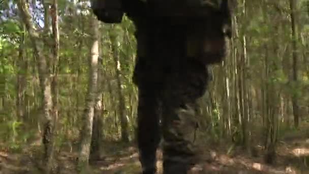 森にいる兵士を裏返し 後ろから足を閉じ込める 軍事作戦 森の中を歩くユニット 軍のブーツの兵士の男性の足は森の地面に歩く — ストック動画