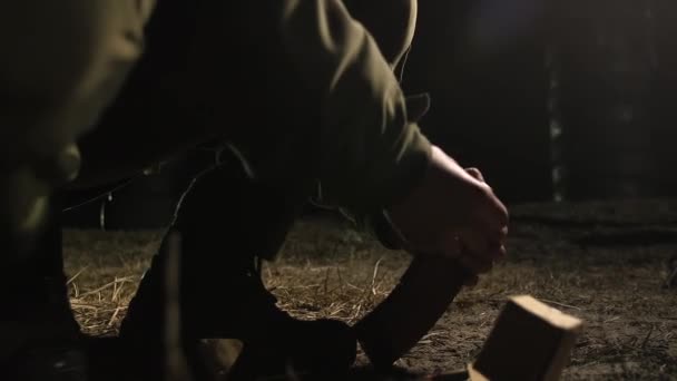 Soldat Charge Des Cartouches Dans Chargeur Mitrailleuses Dans Pièce Sombre — Video