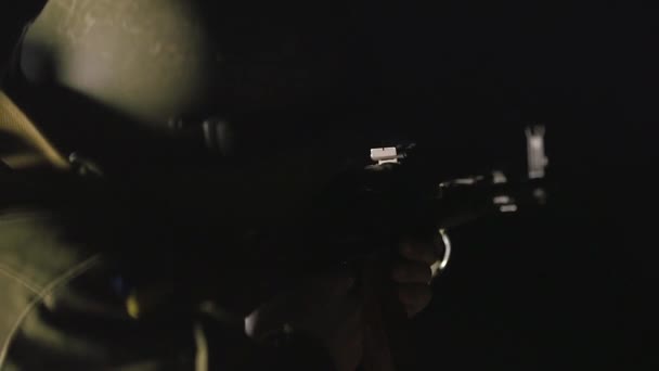 在视频中听到的声音 士兵在夜间用机枪向敌人射击 男兵把机枪对准近处 现代战争中的夜战 在黑暗中战斗的军事小组 — 图库视频影像