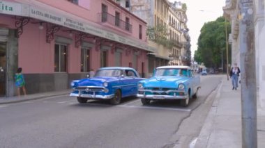 Havana, Küba - 10 Ocak 2022 - Centro Habana, klasik 1950 Amerikan arabaları. Havana merkez, klasik araba. Renkli Klasik 1950 'lerin Amerikan Klasik Küba arabaları eski Havana caddesinde sürüyor. Küba seyahati