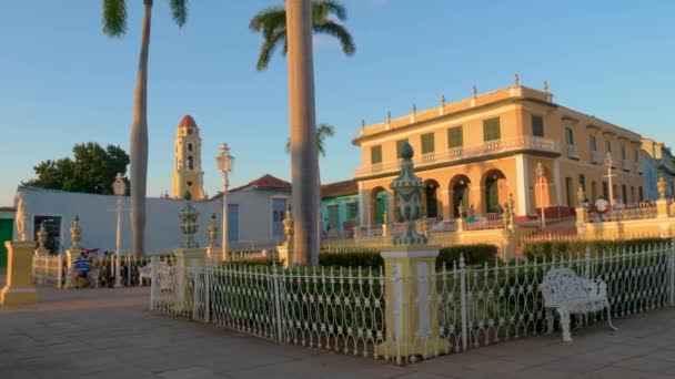 キューバのトリニダードのメイン広場 サンセットライトの広場 プラザ市長と呼ばれる旧市街地のメイン広場からの眺め キューバのトリニダード市長のパノラマビュー Jan 2022 — ストック動画