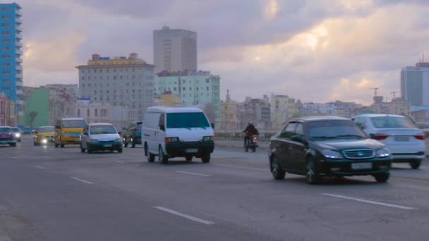 Havana Cuba Jan 2022 Vista Cidade Perto Mar Com Carro — Vídeo de Stock