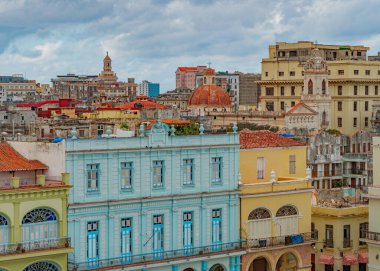 Havana yukarıdan. Küba 'daki Havana şehrinin çatılarından panoramik manzara. Çoğu sömürge tarzı yıkık dökük binalar ziyaretçiler ve turistler için özel bir yetenek sağlıyor. Eski şehrin panoramik görüntüsü.