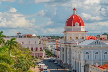 Cienfuegos, Küba, 13 Ocak 2022 - Plaza de Armas, Belediye Binası ve Katedral, Cienfuegos 'un merkezindeki Marti Meydanı' nda yer alıyor. Belediye Sarayı, Belediye Binası. Hükümet Sarayı Kubbesi