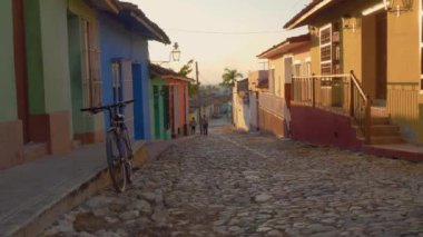 Küba 'da Trinidad' ın eski sokaklarında gün batımı. Sokakta dikilen insanlar, yaşam tarzı videoları..