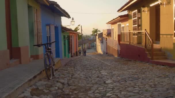 Tramonto Nelle Vecchie Strade Trinidad Cuba Persone Piedi Strada Stile — Video Stock