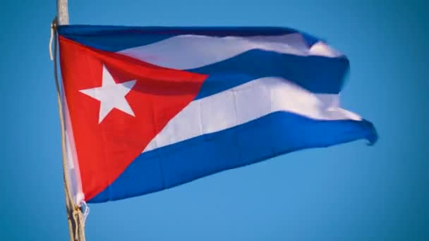 Bandera Cubana Ondeando Viento Sobre Telón Fondo Cielo Azul Símbolo — Vídeos de Stock