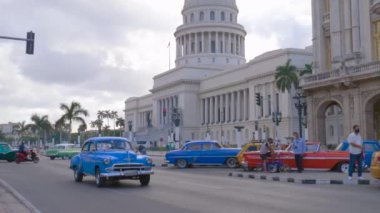 Havana, Küba - 10 Ocak 2022 Havana trafiği. Meclis yakınlarındaki Küba Havana 'nın merkez kavşağında trafik var. Havana merkez, klasik araba. Ana caddede eski klasik antika otomobillerin trafiği