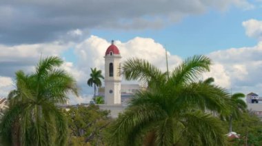 CIENFUEGOS, CUBA: Küba 'nın merkezindeki Marti Meydanı' nda yer alan Lekesiz Gebelik Katedrali 'nin tepesinden hava görüntüsü. Lekesiz Gebelik Katedrali, Cienfuegos, Küba Kuleleri