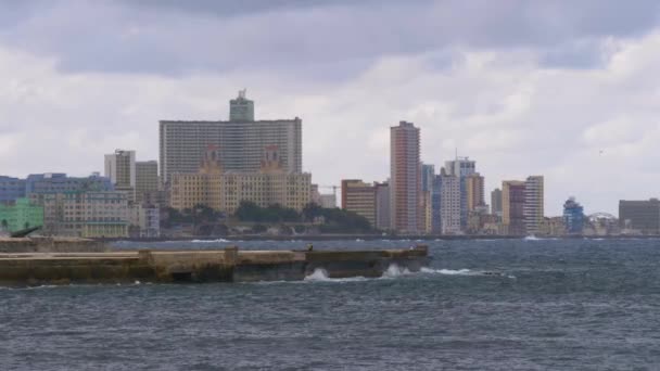 하바나의 아바나 해변의 부두에 파도가 충돌합니다 아바나 시내의 스카이라인과 건물에서 — 비디오