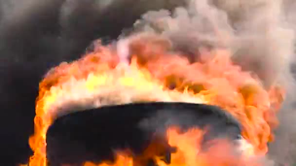 Yangında Lastik Yakın Çekim Şçi Grevi Protesto Sırasında Sokakta Yanan — Stok video