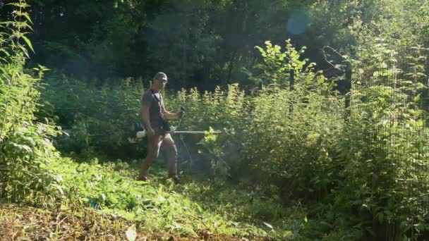 Video Mit Klang Kaukasischer Lustiger Gartenarbeiter Der Wie Eine Gitarre — Stockvideo
