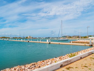 Küba 'nın Varadero tatil beldesinde boş bir iskele. Küba 'daki Amerikan krizinden dolayı turist eksikliği. Yatı ve teknesi olmayan bir Marina. Uluslararası Dalış Merkezi Gaviota Las Morlas. Teknesiz turizm limanı