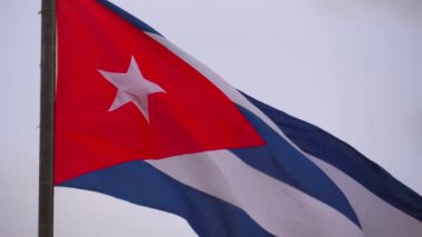CUBA bayrak arka planı, yavaş çekim, yakın çekim. Gerçekçi Küba Bayrağı geçmişi. Küba Bayrağı Geçmişi 'ni sallıyor. Küba Bayrağı 'na yakın çekim. Ulusal Vatanseverlik ve Bayrak Uçuşuyla Kutlama.