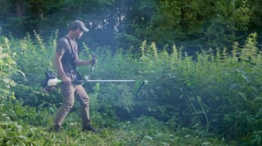 İş üniformalı, şapkalı, rock yıldızı gibi davranan, bahçede gitar çalan, mutlu bahçıvan bozuntusu. Duman bulutları bir rock konserinin atmosferini yaratır..