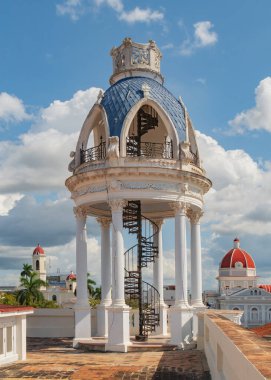 Bulutlu teras manzarası, Cienfuegos, Küba. Hükümet binasındaki sarayın terasından bakış açısı. Jose Marti Park 'taki Palacio Ferrer Kültür Evi Benjamin Duarte. Cienfuegos, Küba.