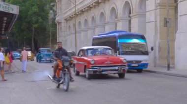 Havana, Küba - 10 Ocak 2022 Havana caddesi klasik arabalı. Centro Habana, klasik 1950 Amerikan arabaları. Eski bir eski araba dar bir cadde boyunca gidiyor.