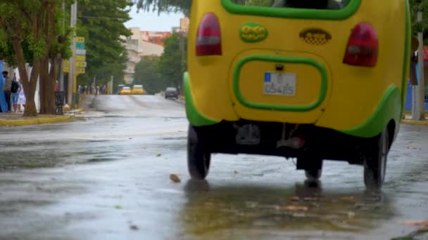 Varadero วบา มกราคม 2022 รถแท เหล องโคโค องเท ยวในสภาพอากาศฝนท สอร — วีดีโอสต็อก