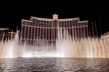 Bellagio Çeşmeleri. Las Vegas 'taki Bellagio Otel ve Kumarhanesi' ndeki çeşmeler. Geceleri Bellagio çeşme su gösterisi. Bellagio Oteli ve dans eden çeşmeler. Las Vegas, Nevada, ABD - 2 Nisan 2017