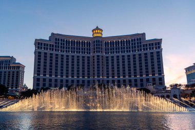 Bellagio Çeşmeleri. Las Vegas 'taki Bellagio Otel ve Kumarhanesi' ndeki çeşmeler. Geceleri Bellagio çeşme su gösterisi. Bellagio Oteli ve dans eden çeşmeler. Las Vegas, Nevada, ABD - 2 Nisan 2017