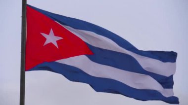 Küba bayrağı rüzgarın çektiği görüntülerde gerçekçi CUBA bayrağı sallanıyor. Küba Bayrağı Arkaplanı 'nı sallamak. Küba Bayrağı Kapanışı. Bandera Flying ile Ulusal Vatanseverlik ve Kutlama. Küba kavramı.