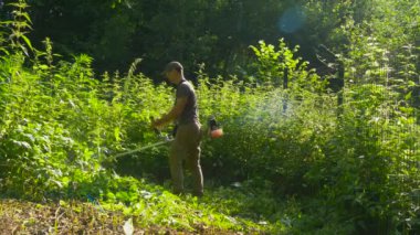 Kumsalda genç beyaz bir kadın genç siyahi erkeklere dik dik bakıyor. Yalnız kadın işadamı bir dizüstü bilgisayarın arkasında çalışıyor ve geçen adamlara gülümsüyor. Tatilde aşk