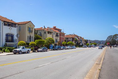 San Francisco, California, ABD - 22 Nisan 2017 - Marina Bulvarı 'ndaki San Francisco rıhtımının yakınındaki konut binaları. San Francisco 'da yaşam tarzı. San Francisco Caddesi