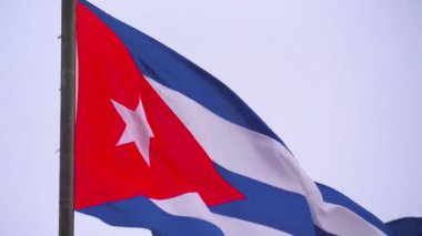 Küba Ulusal Bayrağı Rüzgarda Dalgalanıyor. Küba 'nın kalbinde büyük bir bayrak, Havana. Küba Bayrağı Dalgalanması. Rüzgarda dalgalanan Küba bayrağı, yakın plan. Ulusal Küba bayrağı