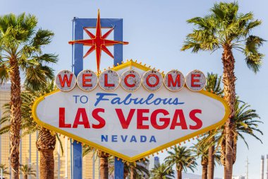 Las Vegas 'ın çarpıcı manzarasına hoş geldiniz işareti. Muhteşem Las Vegas tabelasına hoş geldiniz. Palmiye ağaçlarına karşı dimdik duruyorsunuz. Las Vegas 'ın şehir simgesi, manzarası, manzarası, manzarası, manzarası