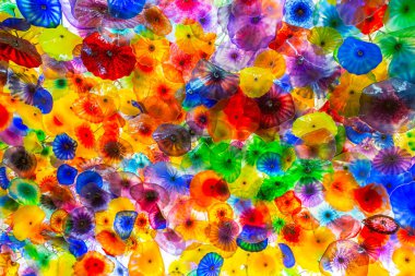 Bellagio Otel 'in Murano cam tavanı, Las Vegas, Nevada, ABD. Las Vegas Bellagio Oteli 'nde cam tavan. Bellagio Otel ve Kumarhanesinin tavanında renkli cam heykeller var..