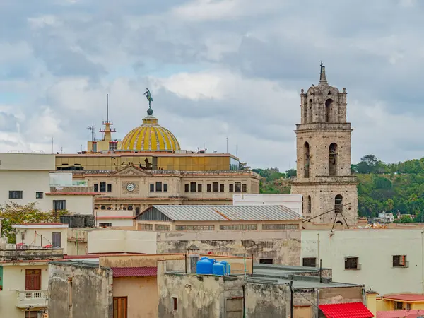 Old Havana, Aerial View, Küba. Küba Havana 'nın merkezindeki eski bir binanın çatısında su tankları var. Havana, Küba 'daki çatıların ve binaların yukarıdan görünüşü. Şehir merkezinde eski bir şapel.