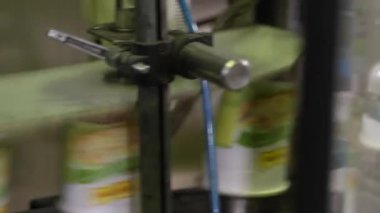 Endüstriyel fabrikada yüksek hız etiketleme makinesi. Üretimdeki ürünlere yapıştırma makinesi. Esnek ambalaj. Endüstriyel fabrikada etiket makinesi. Taşıyıcı üretim hattı. imalat