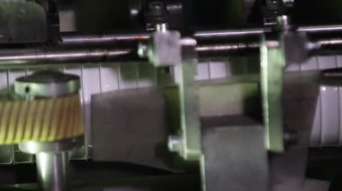 Yüksek hızlı endüstriyel fabrika makinesinde etiketleme. Makine üretimi üründe bulunan etiket için. Esnek ambalaj