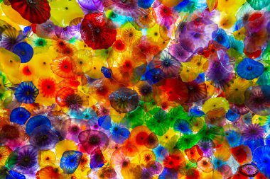 Las Vegas 'taki Bellagio Oteli' nde Dale Chihuly 'den renkli cam çiçekler. Sarı, turuncu, kırmızı, mavi ve yeşil gibi canlı renkler çarpıcı bir görsel görüntü yaratır. Bellagio Otel 'in tavan süslemesi.