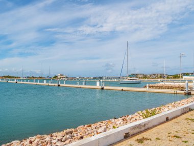 Küba 'nın Varadero tatil beldesinde boş bir iskele. Küba 'daki Amerikan krizinden dolayı turist eksikliği. Yatı ve teknesi olmayan bir Marina. Uluslararası Dalış Merkezi Gaviota Las Morlas. Teknesiz turizm limanı