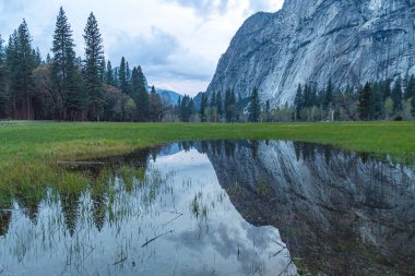Ayna Gölü ilkbaharda eriyen kardan sonra, El Capitan Kaliforniya 'daki Yosemite Ulusal Parkı' nda, Sierra Nevada sıradağlarında yansıyor. Cheooks Meadow 'dan El Capitan..