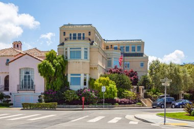 San Francisco, California, ABD - 22 Nisan 2017 - Marina Bulvarı 'ndaki San Francisco rıhtımının yakınındaki konut binaları. San Francisco 'da yaşam tarzı. San Francisco Caddesi
