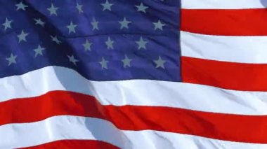 Tam ekran, 4K: Amerikan bayrağı ABD Yakın plan arka plan dokusu. Birleşik Devletler bayrağını kapatın. 4K Amerikan bayrağı rüzgarda dalgalanıyor. Amerikan ulusal bayrağı rüzgarda dalgalanan yıldız ve çizgiler