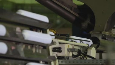 Plastik konteynır üretim hattı. Fabrika taşıma hattı plastik konteynırların yerini değiştiriyor. Enjeksiyon kalıplı plastik tepsiler istifleniyor. Beyaz plastik kaplar termoform süreci